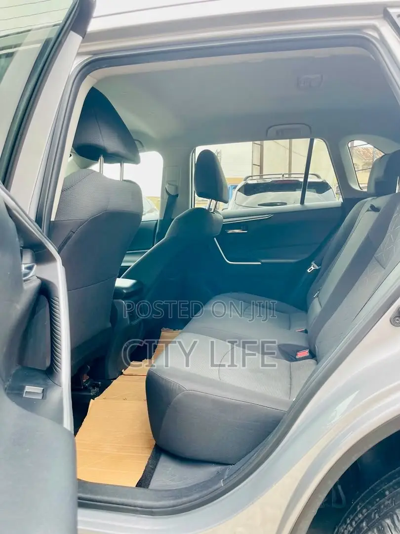 Toyota RAV4 XLE 2021 Silver