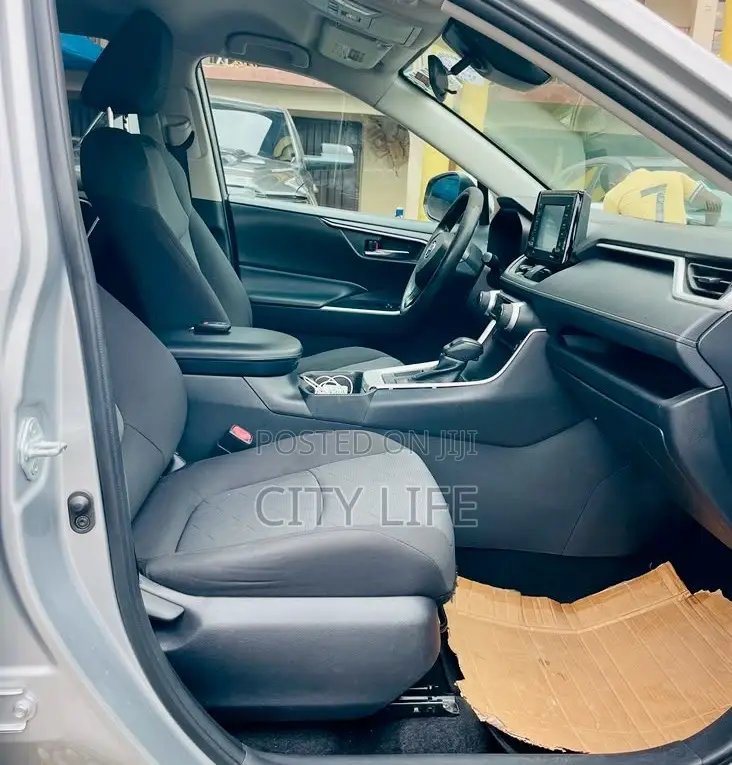 Toyota RAV4 XLE 2021 Silver