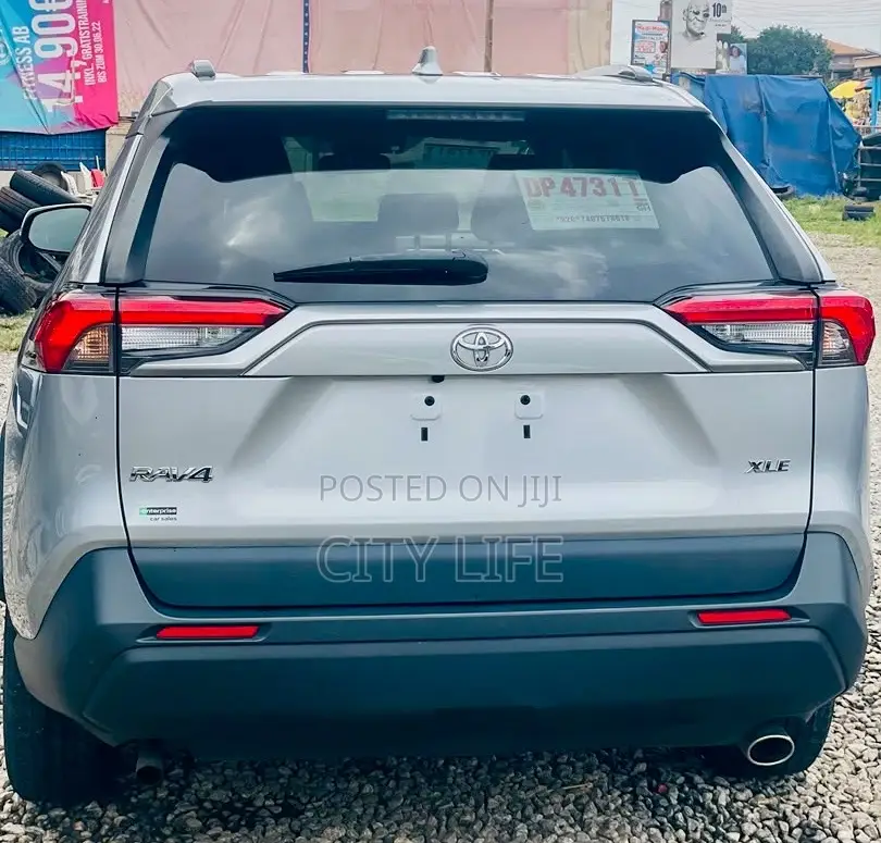 Toyota RAV4 XLE 2021 Silver