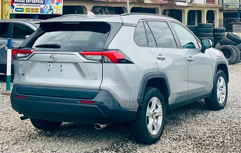 Toyota RAV4 XLE 2021 Silver