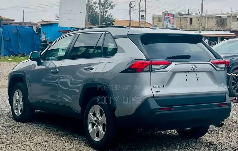 Toyota RAV4 XLE 2021 Silver