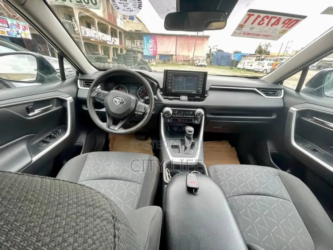 Toyota RAV4 XLE 2021 Silver