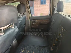 Nissan Hardbody 2000 Gold