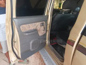 Nissan Hardbody 2000 Gold