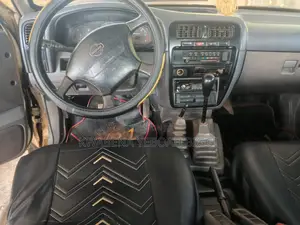 Nissan Hardbody 2000 Gold