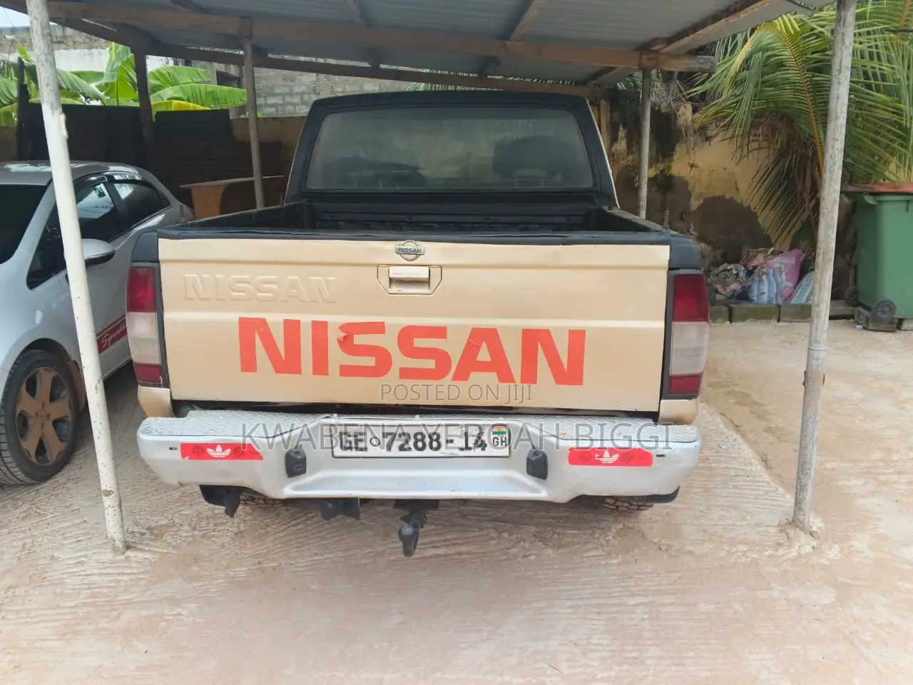 Nissan Hardbody 2000 Gold