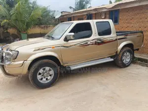 Nissan Hardbody 2000 Gold