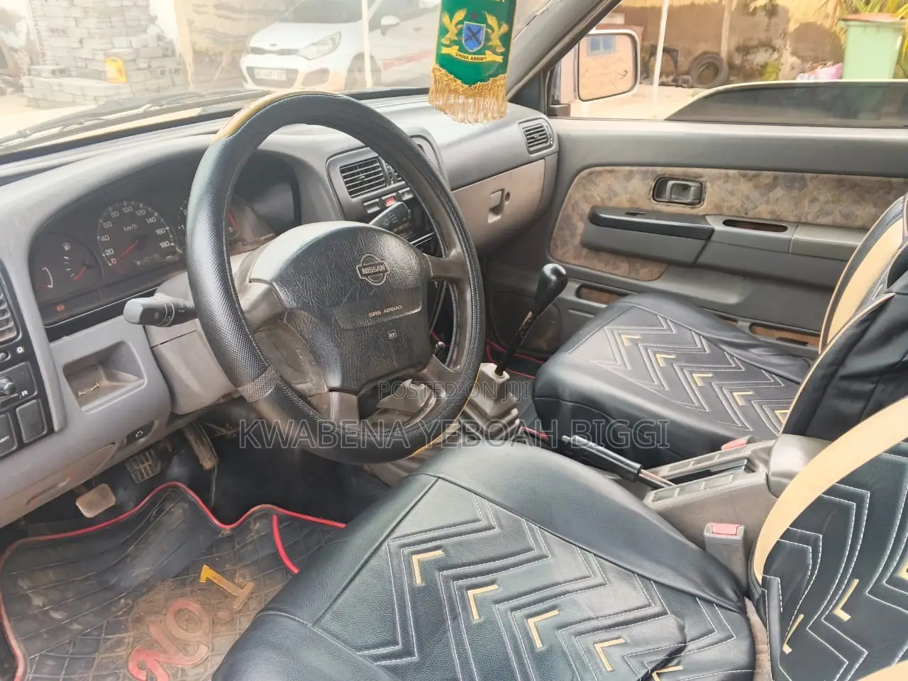 Nissan Hardbody 2000 Gold