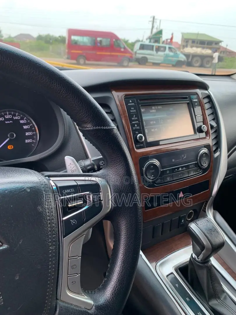 Mitsubishi Pajero Sport 2019 Silver