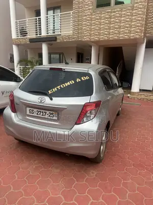 Toyota Vitz 2010 Silver