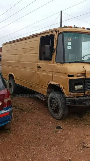 Mercedes-Benz T2 1999 Yellow