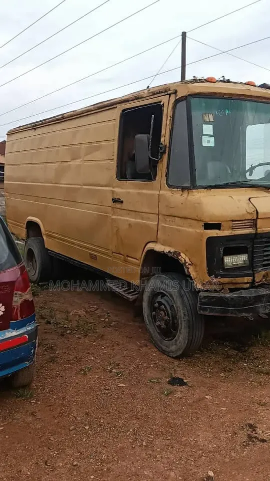 Mercedes-Benz T2 1999 Yellow
