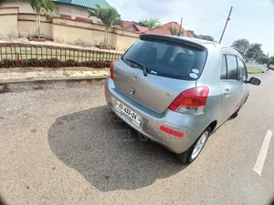 Toyota Vitz 1.5 FWD 5dr 2010 Green
