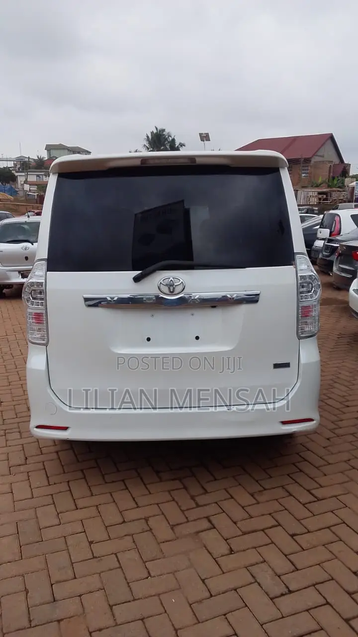 Toyota Voxy V 4WD 8-Seater 2011 White