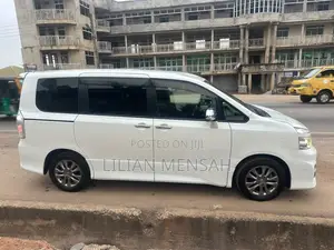Toyota Voxy V 4WD 8-Seater 2011 White