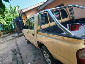 Toyota Hilux 1999 Gold