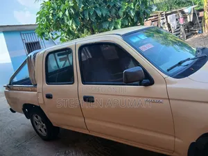 Toyota Hilux 1999 Gold