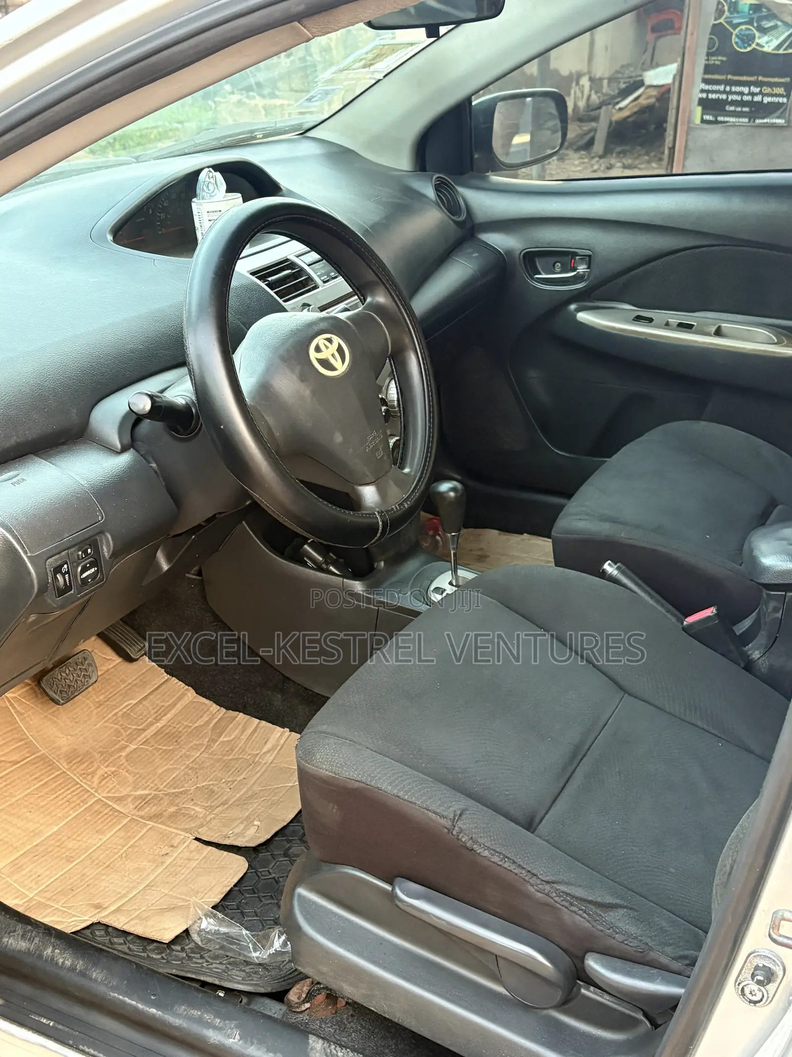 Toyota Yaris Base Sedan 4dr 2011 Silver