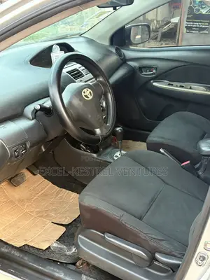 Toyota Yaris Base Sedan 4dr 2011 Silver