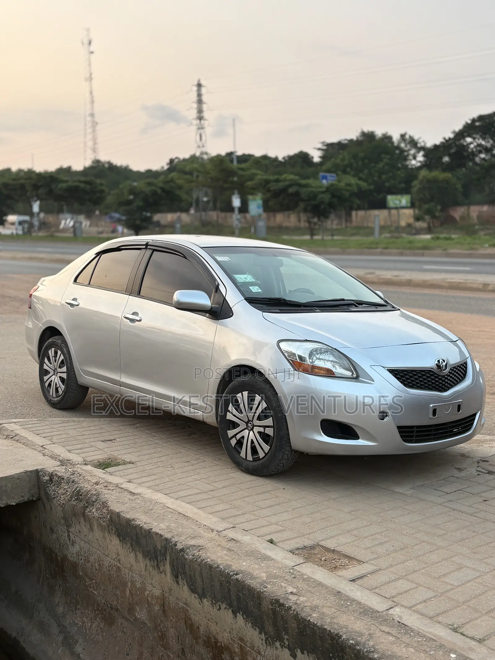 Toyota Yaris Base Sedan 4dr 2011 Silver