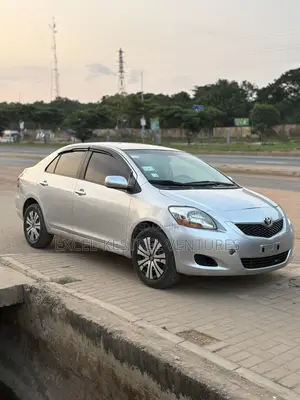 Toyota Yaris Base Sedan 4dr 2011 Silver
