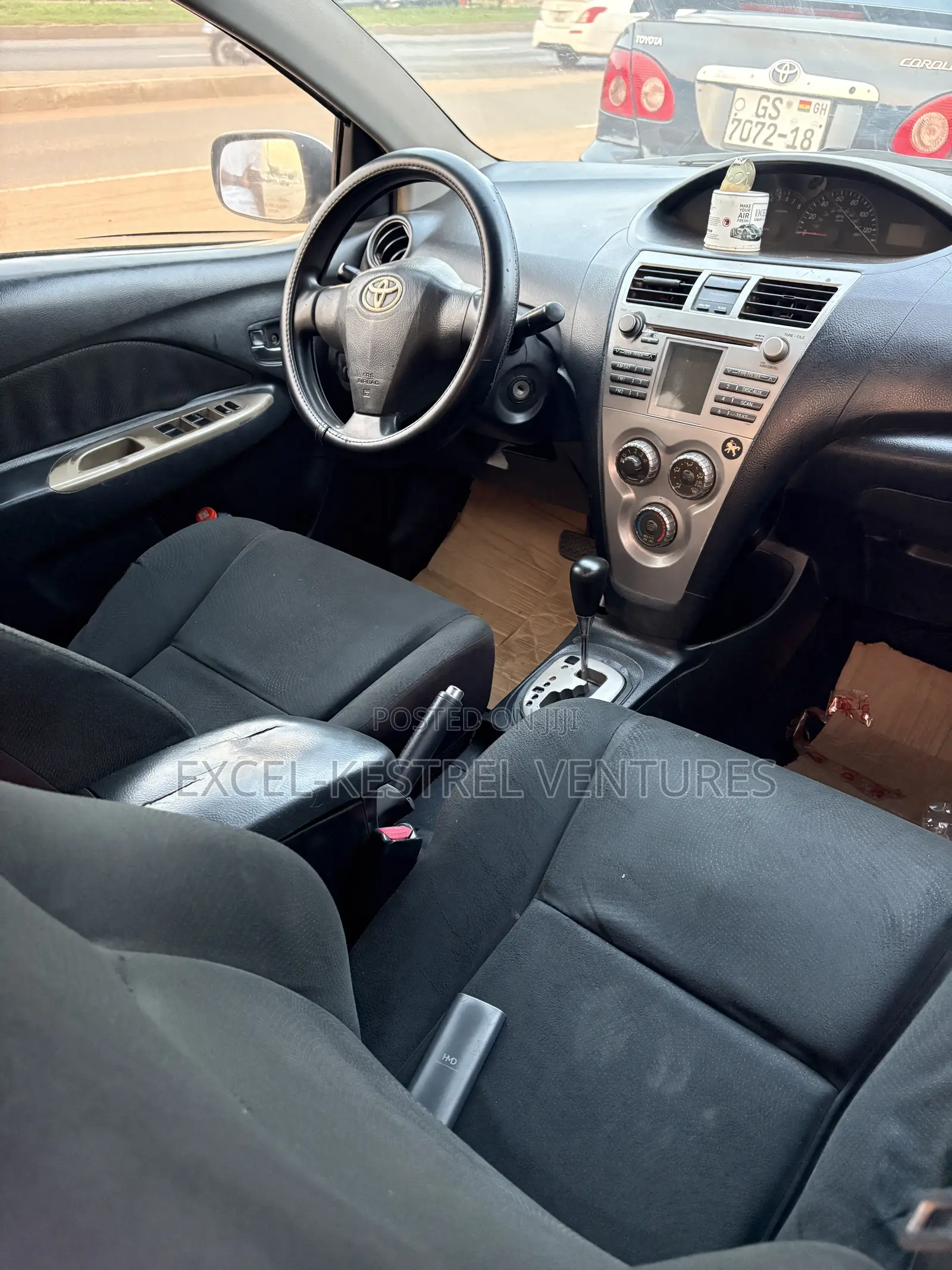 Toyota Yaris Base Sedan 4dr 2011 Silver