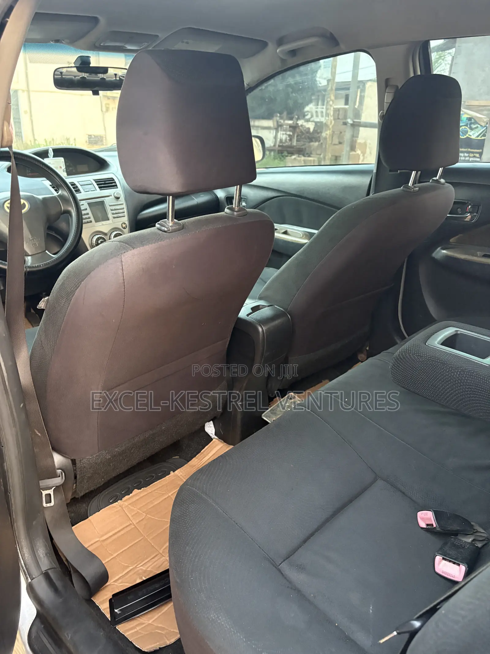 Toyota Yaris Base Sedan 4dr 2011 Silver