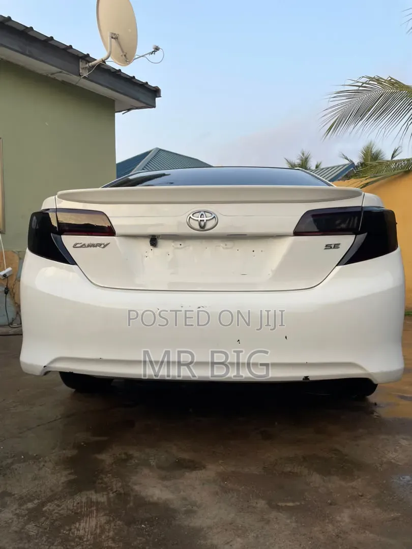 Toyota Camry SE 4dr Sedan (2.5L 4cyl 6A) 2013 White