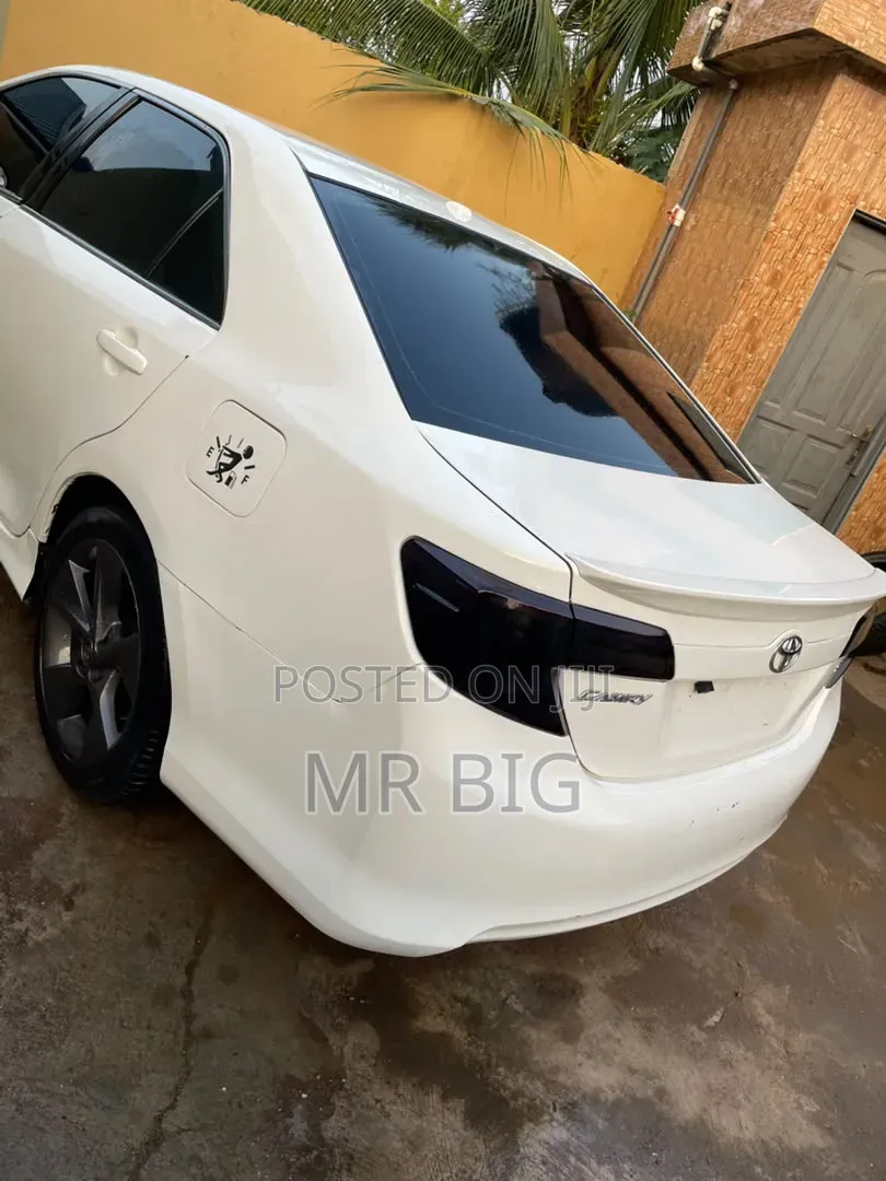 Toyota Camry SE 4dr Sedan (2.5L 4cyl 6A) 2013 White