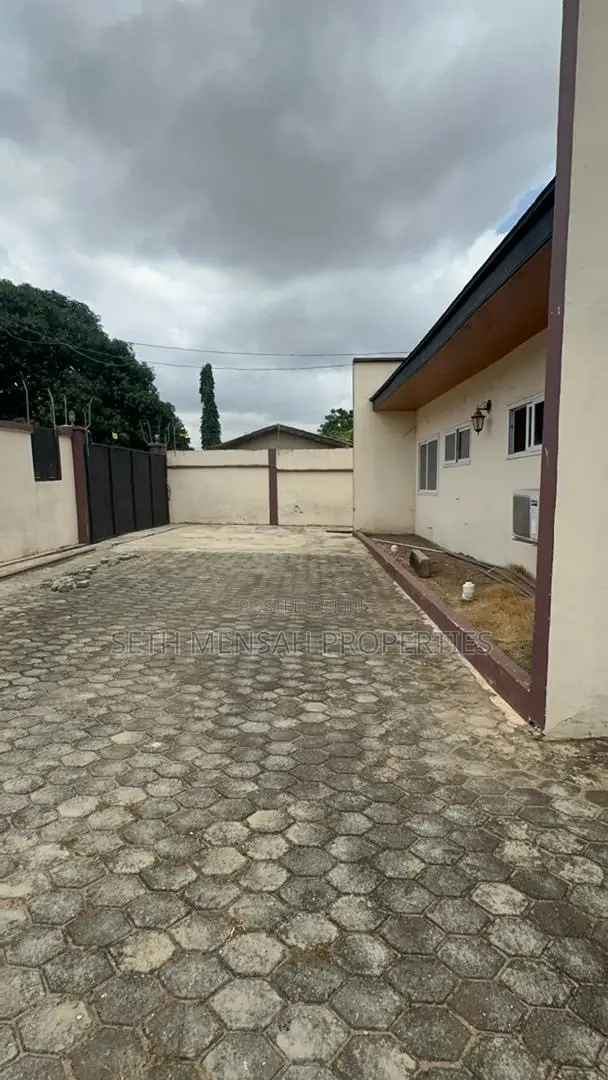 6 Bedroom House for Sale at Achimota Mile7