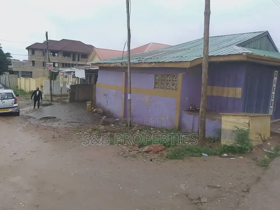 5bdrm House in Kwabenya for sale