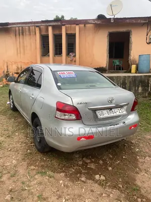 Toyota Belta 2010 Silver