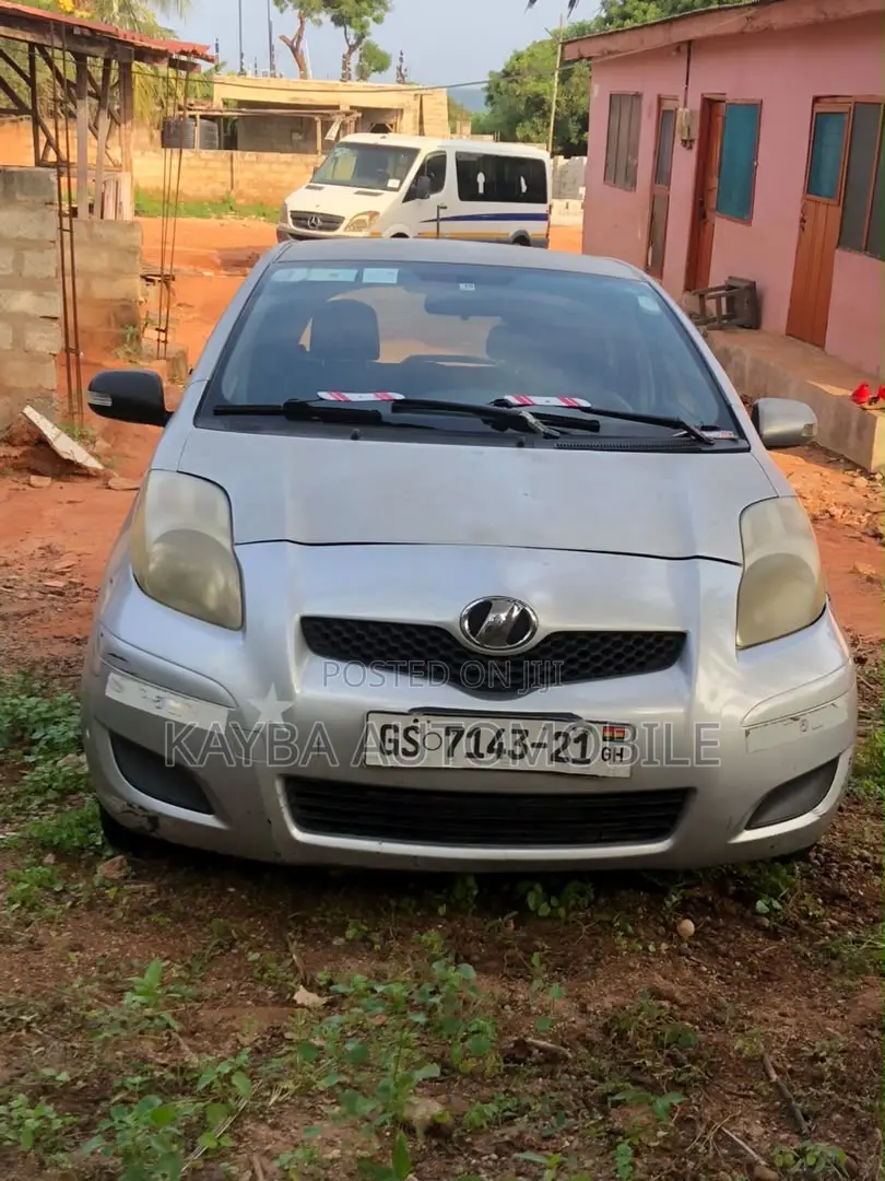 Toyota Vitz 2010 Silver