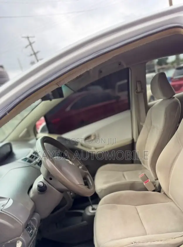 Toyota Vitz 2010 Silver