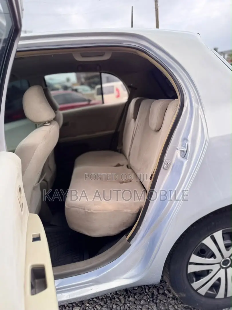 Toyota Vitz 2010 Silver