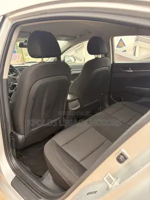 Hyundai Elantra SE Sedan FWD (2.0L 4cyl 6M) 2017 Silver