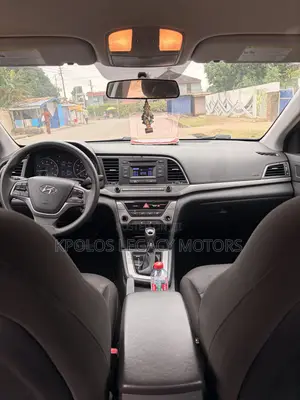 Hyundai Elantra SE Sedan FWD (2.0L 4cyl 6M) 2017 Silver