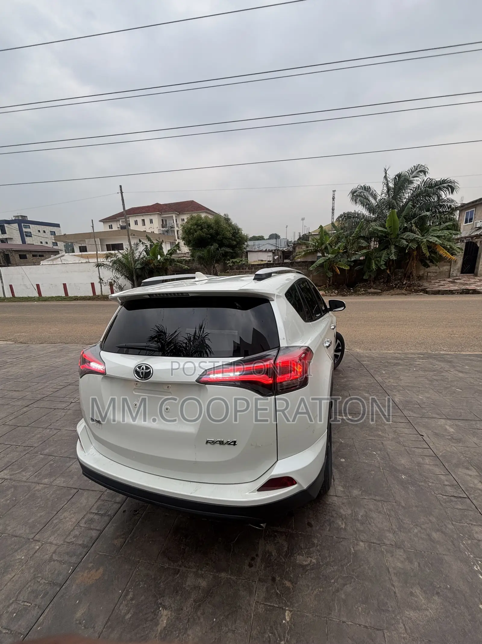 Toyota RAV4 XLE 4dr SUV AWD (2.5L 4cyl 6A) 2018 White