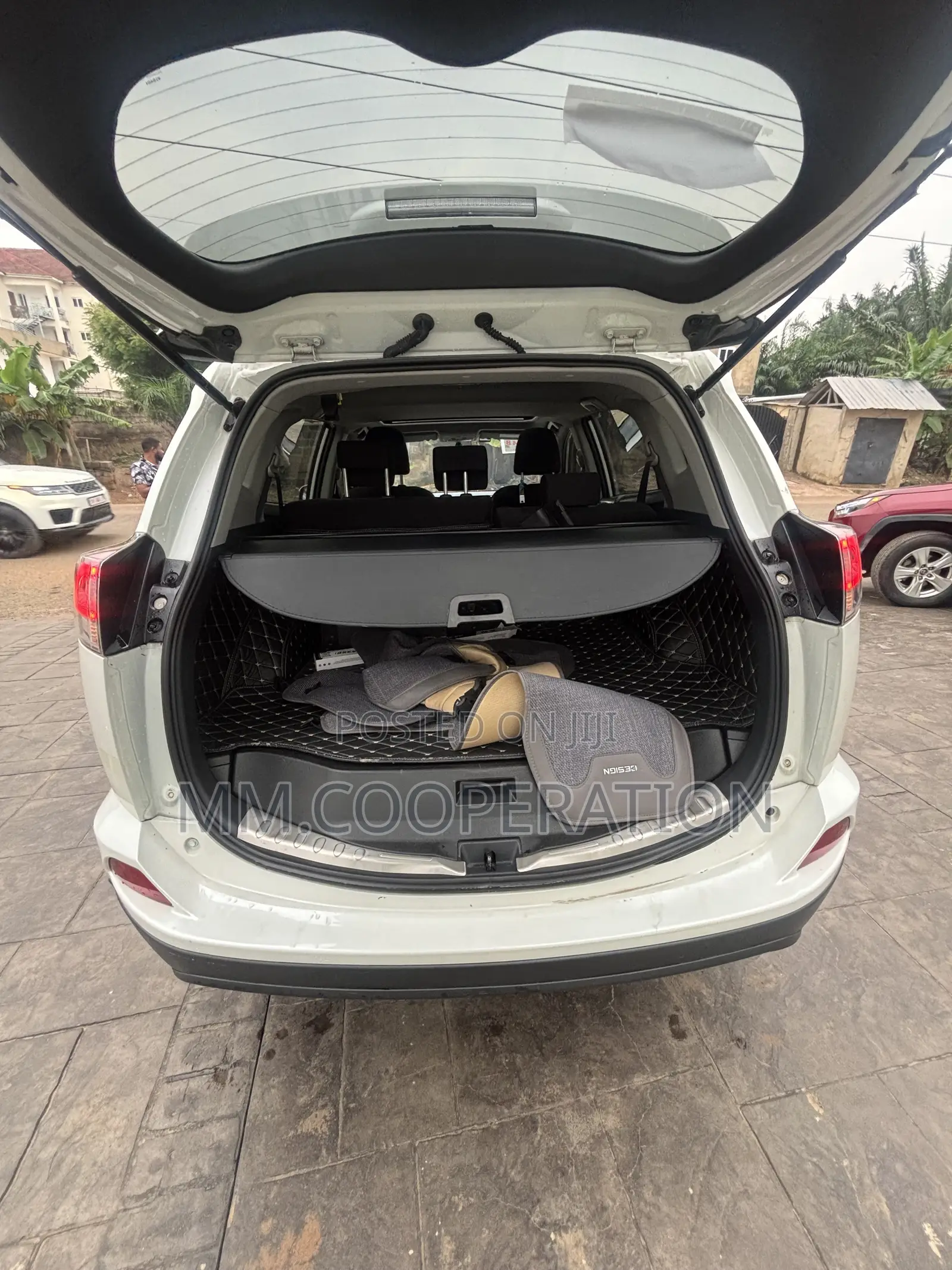 Toyota RAV4 XLE 4dr SUV AWD (2.5L 4cyl 6A) 2018 White
