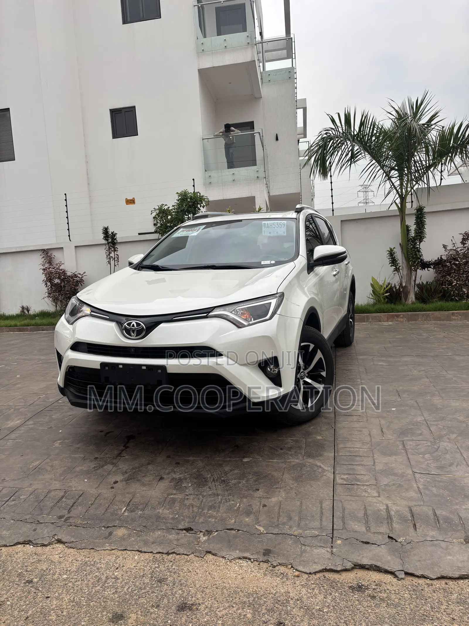 Toyota RAV4 XLE 4dr SUV AWD (2.5L 4cyl 6A) 2018 White