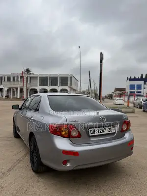 Toyota Corolla LE 4dr Sedan (1.8L 4cyl 4A) 2010 Silver