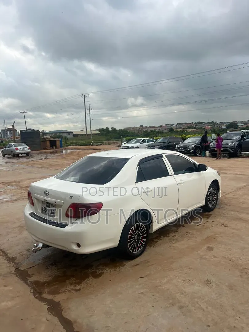 Toyota Corolla Base 4dr Sedan (1.8L 4cyl 5M) 2010 White
