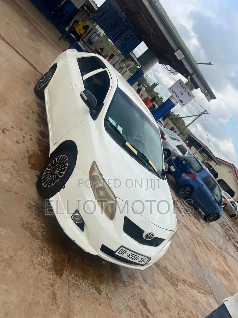 Toyota Corolla Base 4dr Sedan (1.8L 4cyl 5M) 2010 White