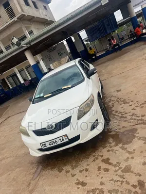 Toyota Corolla Base 4dr Sedan (1.8L 4cyl 5M) 2010 White
