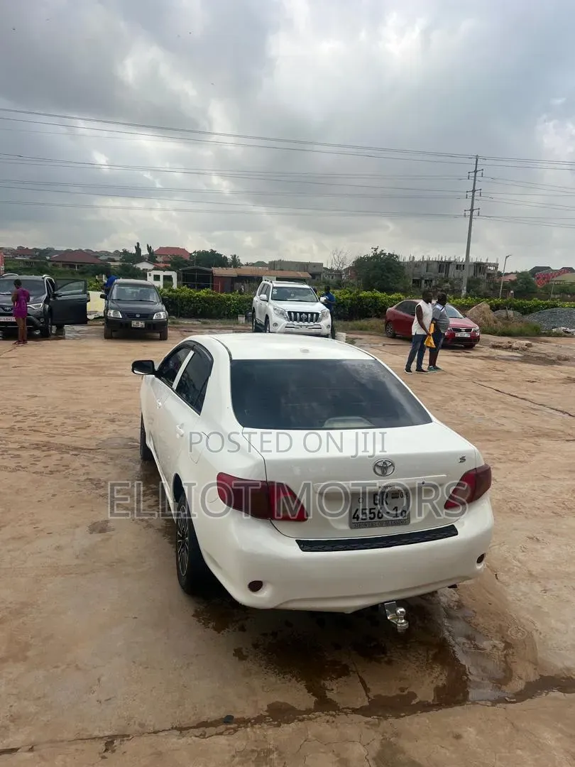 Toyota Corolla Base 4dr Sedan (1.8L 4cyl 5M) 2010 White