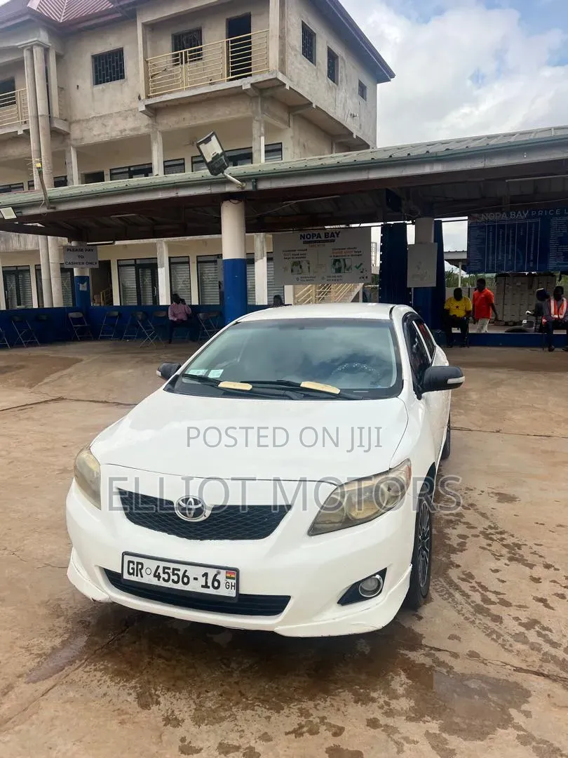 Toyota Corolla Base 4dr Sedan (1.8L 4cyl 5M) 2010 White