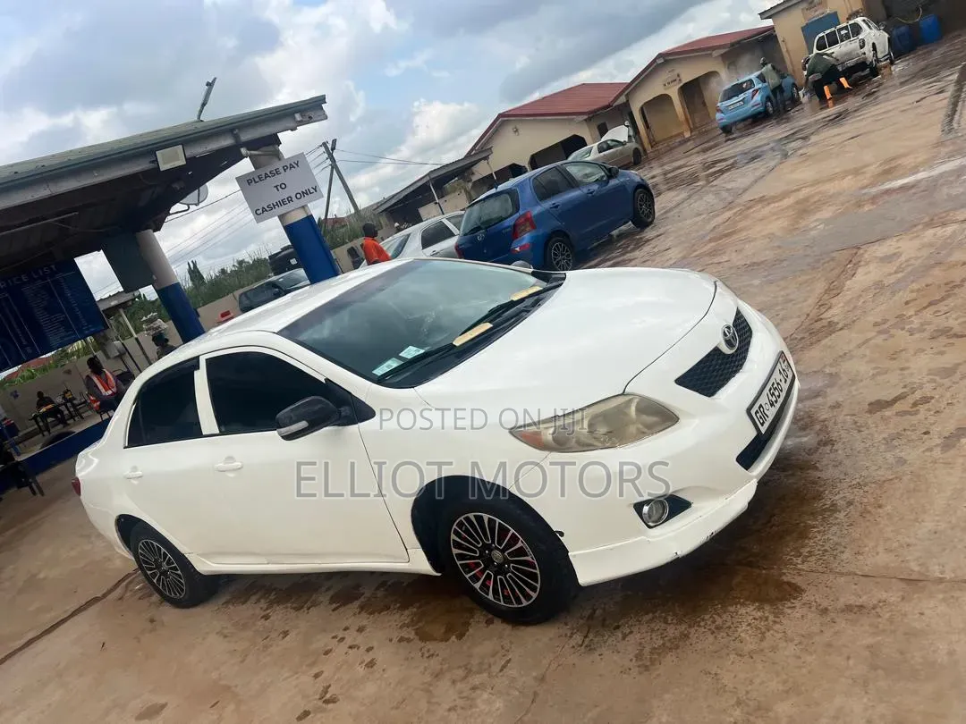 Toyota Corolla Base 4dr Sedan (1.8L 4cyl 5M) 2010 White