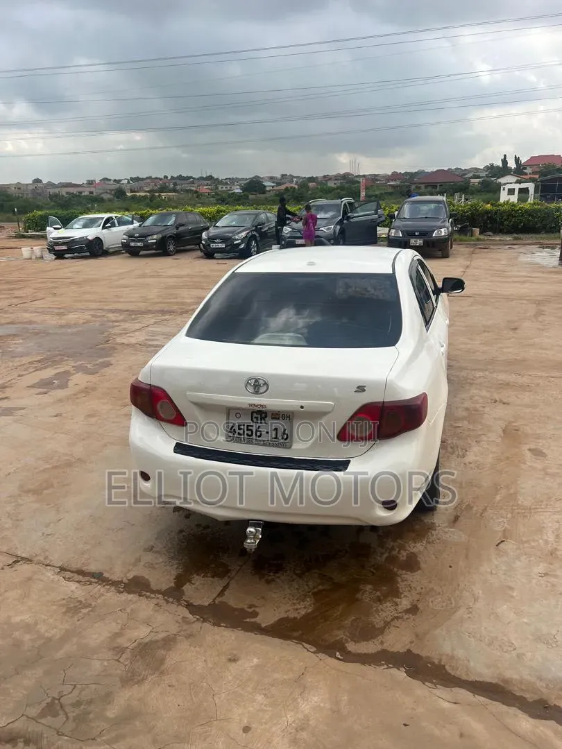 Toyota Corolla Base 4dr Sedan (1.8L 4cyl 5M) 2010 White
