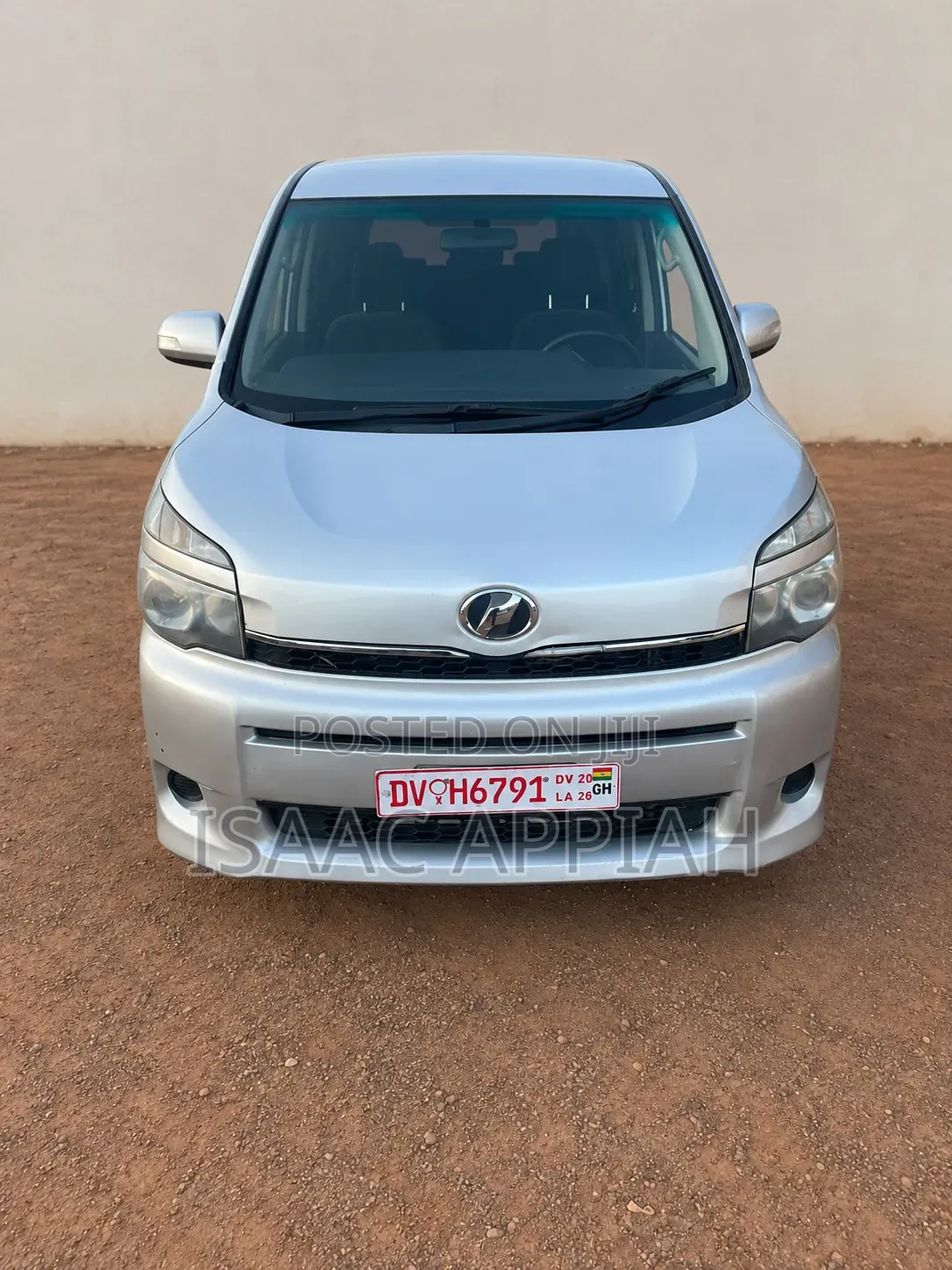 Toyota Voxy 2010 Silver