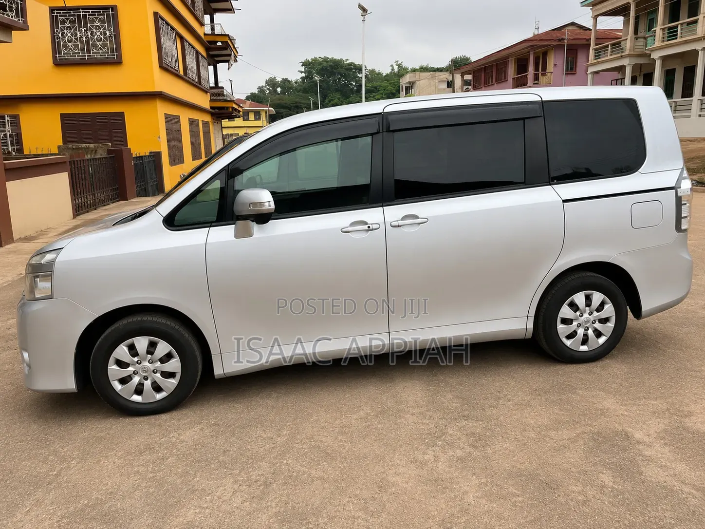 Toyota Voxy 2010 Silver